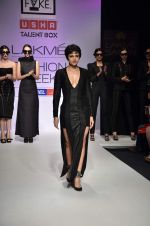 Mandira Bedi walk the ramp for So Fake Talent Box show at Lakme Fashion Week Day 2 on 4th Aug 2012 (3).JPG